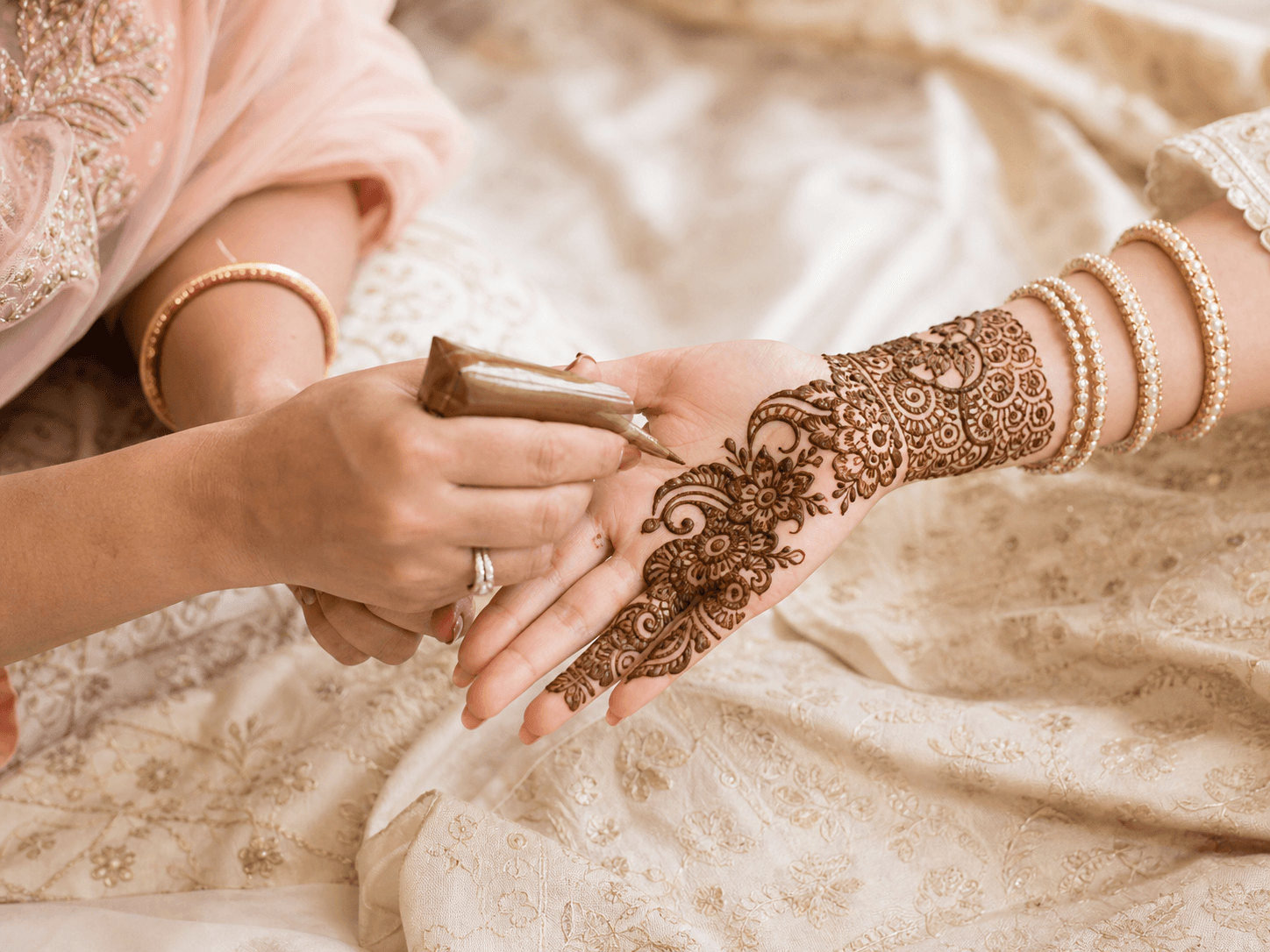 Mehendi treatment at Glowistry